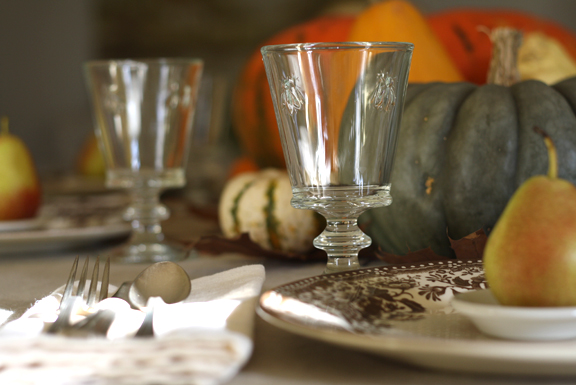 bee-glasses-table