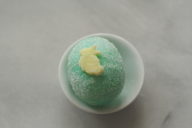 green-sugared-egg-with-yellow-bunny