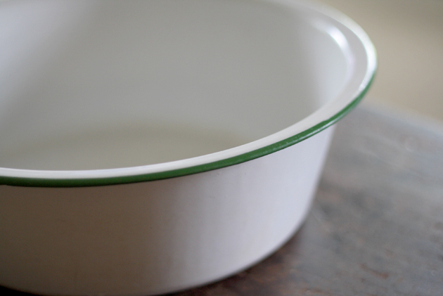 antique-enamel-bowl-close-up